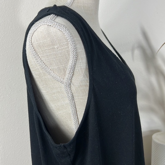 7 Old Navy XL Black or White Sleeveless Tops - Picture 10 of 16